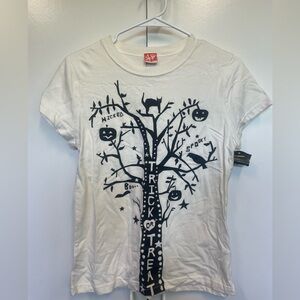 New Women’s Halloween primitive t shirt.  Craft shows.Sold out online /in stores